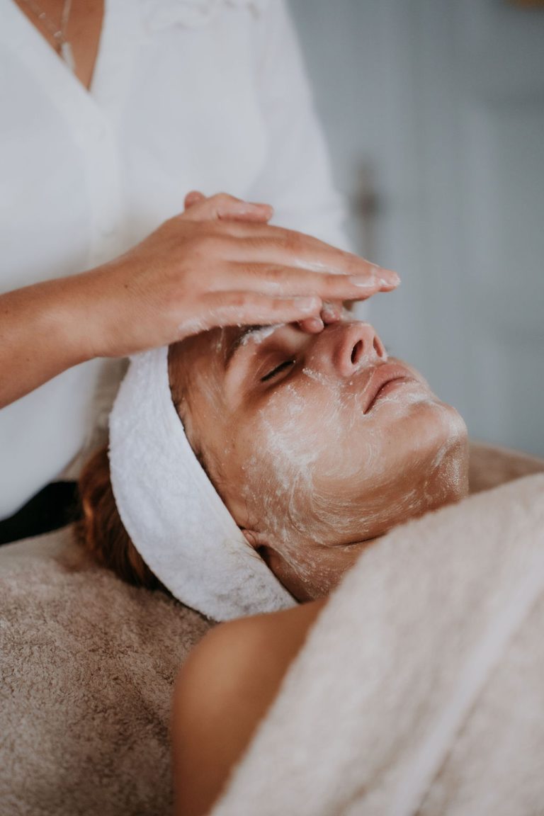 Soins esthétiques sur-mesure à Verdun-sur-le-Doubs. Épilation, soins visage, manucure, modelages : votre beauté entre de bonnes mains. Tarifs détaillés.